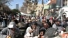 Gente pobre de EE.UU. comen alimentos gratis en un centro de beneficencia en Los Angeles en el Día de Acción de Gracias.