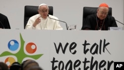 El papa Francisco habló durante cuatro horas ante 300 jóvenes invitados por el Vaticano para informar a los líderes eclesiásticos sobre lo que los muchachos de hoy piensan sobre la Iglesia católica.