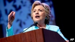 Hillary Clinton dijo también que al presidente Obama no se le ha dado el crédito que merece por sacar al país de una gran recesión.