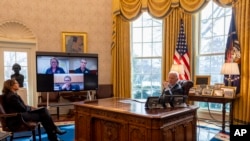 Presidente dos EUA, Joe Biden, e a vice-presidente Kamala Harris, durante uma reunião virtual com o governador da Califórnia, Gavin Newsom, a administradora da Agência Federal de Gestão de Emergências, Deanne Criswell, e a presidente da Câmara de Los Angeles, Karen Bass.