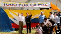 El presidente de Francia, Francois Hollande, y el presidente de Colombia, Juan Manuel Santos, visitaron un campamento del mecanismo de monitoreo y verificación coordinado por la ONU cerca de donde se entregarán los rebeldes de las FARC. El 24 de enero de 2017.