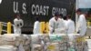 美国海岸警卫队员正在卸载从洪都拉斯加勒比海沿岸截获的大约7.5吨可卡因 (2011年8月2日)
