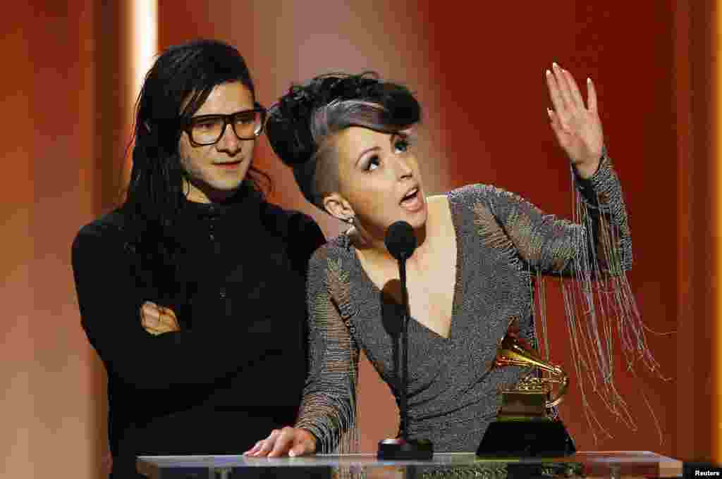 Skrillex y Sirah, derecha,reciben el premio al mejor baile grabado para su trabajo &quot;Bangarang&quot; en los premios Grammy 2013.