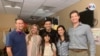 René Mena al centro junto a otros actores y miembros del elenco de I’m Not Him. [Foto cortesía René Mena].