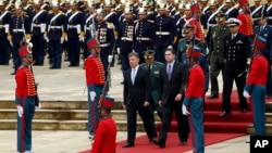 El presidente Santos, juntos al ministro de defensa, Juan Carlos Pinzón, en un desfile de las Fuerzas Armadas de Colombia en el aniversario de la independencia del país. 