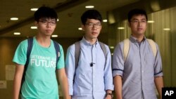 三名學運領袖黃之鋒 (左）羅冠聰 (中) 與周永康 (右)
（資料照片）