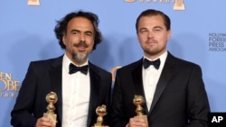 Alejandro González Iñarritu (izquierda) y Leonardo DiCaprio ganaron el Globo de Oro a la mejor película por "The Revenant" el 10 de enero, de 2016.