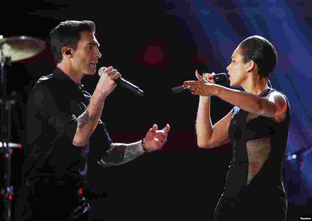 El cantante Adam Levine de Maroon 5,izquierda y Alicia Keys durante su actuación en la noche de los Grammy.