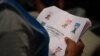 Funcionarios electorales cuentan las papeletas después del cierre de los colegios electorales durante los comicios parlamentarios y locales, en San Salvador, el 28 de febrero de 2021.