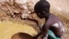 Abou Keita, âgé d'environ 5 ans, recherche de l'or à la mine Djikouloumba, près de la région de Kankan, en Guinée, 27 avril, 2008. 