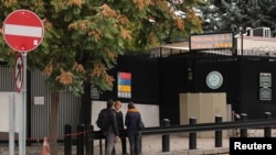 Personas esperan frente a la entrada de la Embajada de los Estados Unidos en Ankara, Turquía, el 9 de octubre de 2017.
