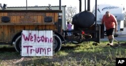 Un cartel en Rockport, Texas, saluda la visita del presidente Donald Trump al estado para supervisar los esfuerzos de recuperación tras los daños causados por la tormenta tropical Harvey.