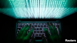 La intromisión podría afectar personal militar y de inteligencia que solicitó aprobaciones de acceso de seguridad.