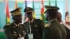 Des membres des Forces armées du Sénégal discutent en marge de la session extraordinaire des chefs d'État et de gouvernement de la Communauté économique des États de l'Afrique de l'Ouest (CEDEAO) à Abuja, le 10 août 2023.