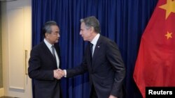 资料照片：美国国务卿布林肯与中共外交主管王毅在雅加达地区会议间歇会晤。(2023年7月13日)