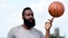 Le basketteur américain James Harden pose avant une conférence de presse le 20 août 2016 à Paris.