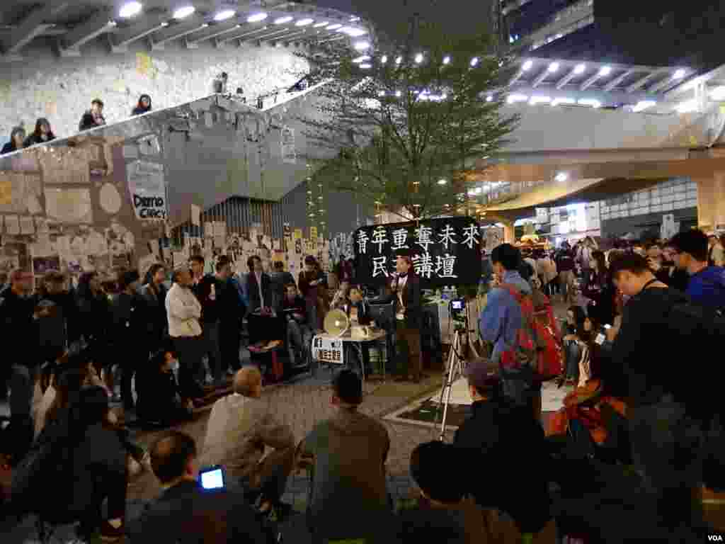 金鐘佔領區清場倒數第二晚，很多參與集會的人士圍成小圈子，舉行小型論壇
