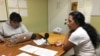 Natividad Jiménez, una voluntaria en el Centro Guatemalteco-Maya en Florida, escucha un mensaje que grabó en un antiguo dialecto maya para pedir a los inmigrantes que se preparen y sigan órdenes de evacuación por el huracán Dorian. AP/Adriana Gómez.