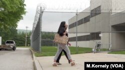 Fernanda Castillo y Mary Studzinski de PIRC llegan a la Prisión del Condado York para una clase del Programa de orientación legal.