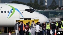 被美國驅逐出境的危地馬拉移民抵達危地馬拉空軍基地後走上跑道。 2024年總計有超過61,000危地馬拉無證移民被美國驅逐出境。 (法新社：2024年12月27日)