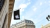 (แฟ้มภาพ) - โลโก้แอปเปิลแขวนด้านหน้า Apple store ใกล้กับ The Opera Garnier ในกรุงปารีส 1 กรกฎาคม 2021