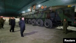 En su primera respuesta pública a la lista negra de Washington, la agencia noticiosa oficial KCNA dijo que Corea del Norte no tiene vínculos con el terrorismo y no le importa "si Estados Unidos coloca la gorra del 'terrorismo' sobre nosotros o no".