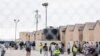 Al fondo jóvenes migrantes dentro del campo petrolífero de Cotton Logistics que se construyó en 2012 para albergar temporalmente a los trabajadores de la industria petrolera en Midland, Texas, el 5 de abril de 2021.
