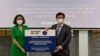 Đại sứ Australia Robyn Mudie chính thức trao 300.000 liều vaccine, 614.400 khẩu trang và 40.800 bộ quần áo bảo hộ cho Thứ trưởng Bộ Y tế Việt Nam Trương Quốc Cường, ngày 6/10/2021. Photo Facebook Australian Embassy Vietnam.