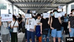 香港警民衝突後，2019年6月13日不斷有示威者到金鍾立法會中信天橋入口附近示威，抗議警方武力對付示威者。 （美國之音湯惠芸）
