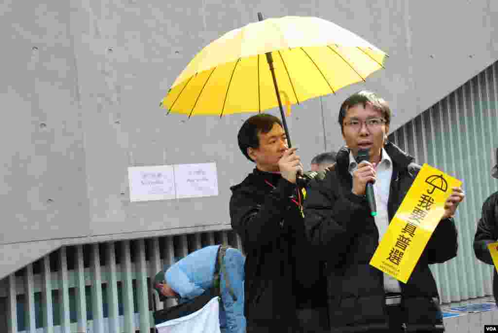香港人口政策關注組召集人譚凱邦(手持麥克風者)在集會發言表示，警察濫用兒童保護令