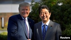 美國總統川普與日本首相安倍晉三11月5日在霞關鄉村俱樂部前握手