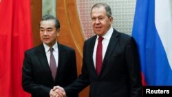 中國外長王毅5月13日，在俄羅斯與外長拉夫羅夫會面。