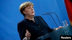 La canciller alemana Angela Merkel durante la conferencia de prensa que ofreció en Berlín para responder a recientes declaraciones del presidente electo de Estados Unidos, Donald Trump.