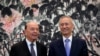 美国商务部长罗斯（左）在北京钓鱼台国宾馆与中国国务院副总理刘鹤会晤。（2018年6月3日）