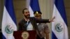 El presidente Nayib Bukele calificó de irresponsables a las autoridades mexicanas por supuestamente permitir que enfermos de coronavirus abordaran un avión hacia El Salvador. El canciller mexicano pidió a Bukele explicaciones por sus comenarios.