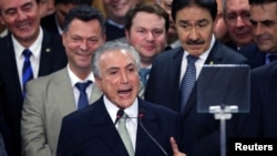 El nuevo gabinete del presidente interino de Brasil incluye dirigentes de nueve partidos centristas y de derecha y por primera vez en décadas no incluye ninguna mujer.