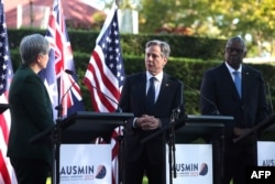 US Secretary of State Antony Blinken (C) speaks to Australian Foreign Minister Penny Wong (L) while US Secretary of Defense Lloyd Austin (R) looks on during a press conference at Queensland Government House in Brisbane on July 29, 2023. (Photo by Pat Hoel