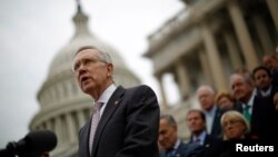 El senador Harry Reid escribió que ya es hora que el presidente use sus facultades administrativas. 