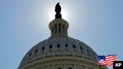 El Capitolio es el centro de la disputa por el cierre del gobierno y el pago de la deuda, temas en los que no cuenta con la simpatía del público estadounidense.