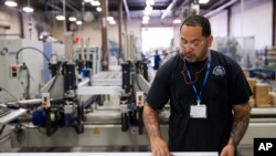 El desempleo en EE.UU. bajó en febrero al 5,5% con respecto al 5,7% de enero.