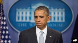 El presidente Barack Obama hace una pausa durante declaraciones en la sala de prensa de la Casa Blanca sobre los ataques en París, el 13 de noviembre de 2015.