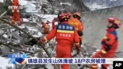 这张图片来自中国中央电视台拍摄的视频片段，2024年1月22日星期一，救援人员在中国西南部云南省凉水村发生山体滑坡后的废墟中搜寻。(CCTV via AP)