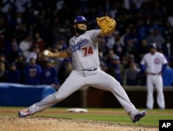 Kenley Jansen, el lanzador de relevo de los Dodgers de Los Angeles lanza la pelota en la novena entrada del quinto juego de NLCS contra los Cachorros de Chicago. El triunfo sobre los Cubs lleva a los Dodgers a disputar la Serie Mundial. Oct. 19, 2017.
