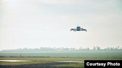 Un drone de Amazon Prime Air en pleno vuelo para hacer una entrega. Cortesía Amazon.