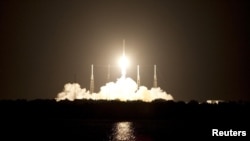  "Dragon" es la primera cápsula espacial de tipo comercial que es enviada al espacio exterior. Fue crada por el cofundador del sistema de pagos por Internet PayPal en conjunto con la NASA.