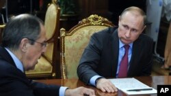 Vladimir Putin informó de su decisión a su homólogo Bashar al-Assad por teléfono, según indicó el portavoz del Kremlin.