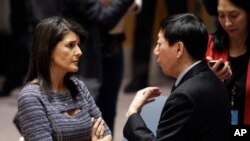 La embajadora de Estados Unidos ante las Naciones Unidas, Nikki Haley, habla con el embajador chino Wu Haitao el 22 de diciembre de 2017 en la sede de las Naciones Unidas en una votación sobre las nuevas sanciones contra Corea del Norte.