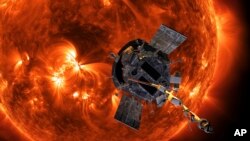 资料图片：美国国家航空航天局(NASA)提供的图像显示艺术家描绘的帕克太阳探测器接近太阳的情景。