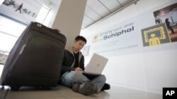 La medida actualmente está vigente en vuelos directos que llegan a Estados Unidos desde aeropuertos en Turquía, Líbano, Jordania, Egipto, Kuwait, Arabia Saudí, Qatar y Marruecos.