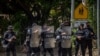 Una línea de policías antidisturbios monta guardia frente a la casa de Cristiana Chamorro, exdirectora de la Fundación Violeta Barrios de Chamorro y candidata presidencial, en Managua, el 2 de junio de 2021.